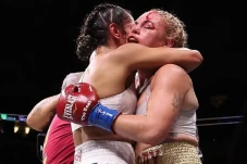 Pensiunkan Heather Hardy,...
