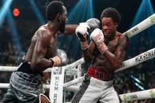 Errol Spence Tuntut...