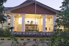 Mahasiswa Desak Anggota...