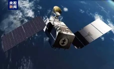 China Luncurkan Satelit...