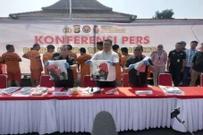 Ngaku Wartawan, Komplotan...