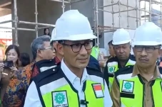 Tinjau Pembangunan Poltekpar...