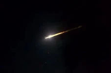 Bola Api Raksasa Melintas...