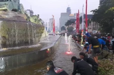 Massa Buruh Masih Bertahan...
