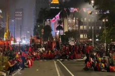 Ribuan Buruh Masih Bertahan...