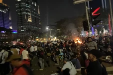 Masih Bertahan di Patung...