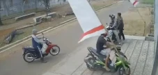 Gegara Tak Diberi Sumbangan...