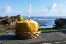 Minum Air Kelapa Bisa...