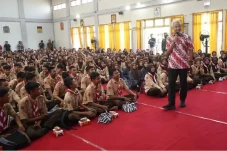 Seperti Karnaval, Ribuan...