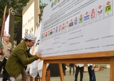 Ridwan Kamil Tandatangani...