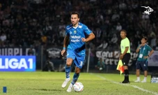 Posisi Ezra Walian Digeser...