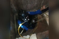 Warga Terjatuh ke Lubang...