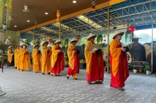 Umat Buddha Larut dalam...