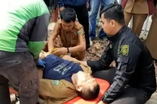Terjatuh ke Selokan...