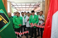 Mardiono Resmikan Kantor...