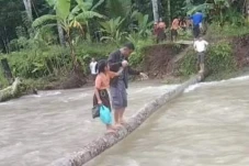 Miris! Tak Ada Jembatan,...