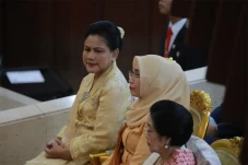 Iriana Jokowi Tampil...