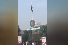 Aksi Heroik Pemuda Panjat...