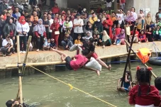 Seru! Lomba Perang Bantal...