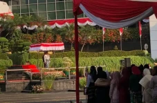 Sandiaga Uno Kenakan...