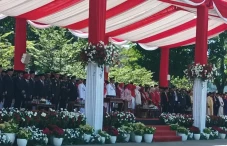 Menangis di Upacara...