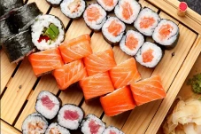Sushi dan Kue Jadi Makanan...