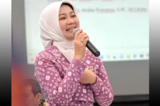 Istri Ridwan Kamil Lawan...
