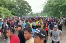 Tolak Relokasi, Warga...