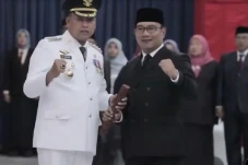 Lempar Pantun ke Tri...