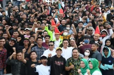 Sandiaga Uno Rangkul...