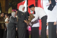 Gubernur Khofifah Serahkan...