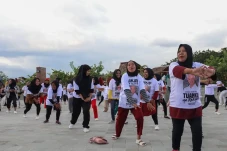 Gelar Senam Zumba, Mak...