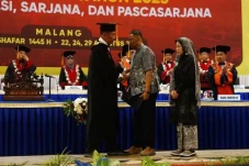 Bergetar Menahan Tangis,...