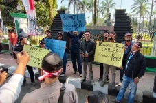 Bupati Blitar Mak Rini...