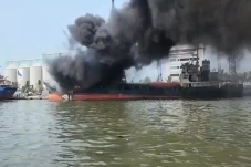 Kapal Kargo Berisi Bahan...