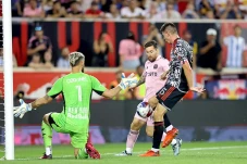 Lionel Messi Cetak Gol,...