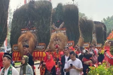 Ribuan Warga Antusias...