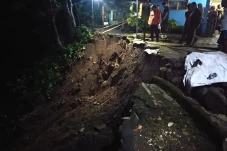 Hujan Deras, Tebingan...