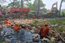 Sumbat Saluran Irigasi,...