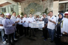 HT Serahkan Bantuan...