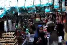 Wanita Ini Pasrah dan...