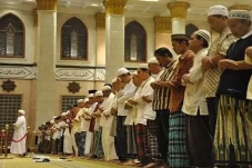 Jangan Mendahului Imam...