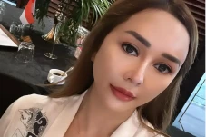 Aura Kasih Kenakan Kebaya...