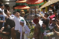 Ganjar Pranowo Bagikan...