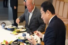 PM Jepang Santap Ikan...