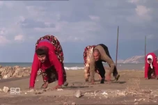 Berjalan dengan Merangkak,...