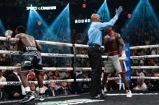 Errol Spence Hidupkan...