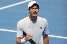 Andy Murray Angkat Koper...