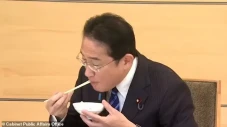 Nekat! PM Jepang Makan...