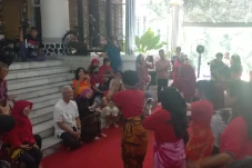 Ganjar dan Atikoh Bagikan...